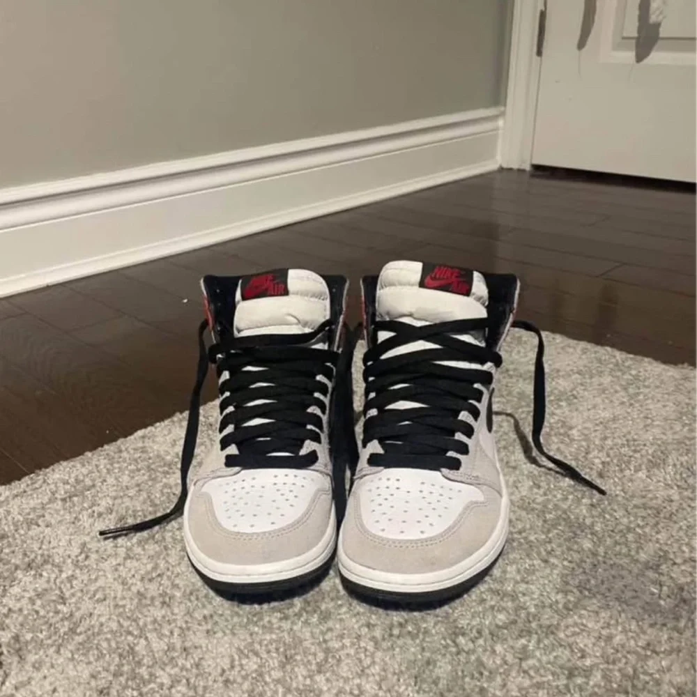 Air Jordan 1 Retro “Light Smoke Grey” - Picture 2 of 6